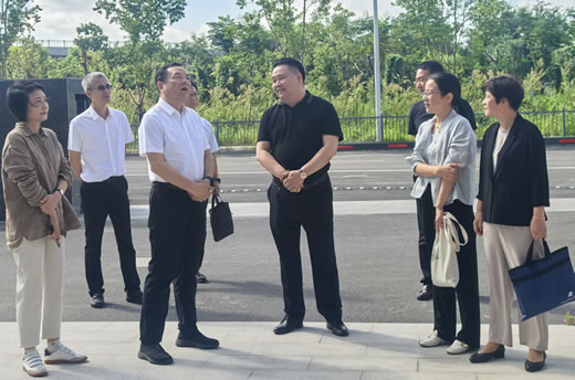 松江區(qū)政協(xié)主席劉其龍親訪赫立元吉總部大樓共繪未來科技藍(lán)圖(圖1)